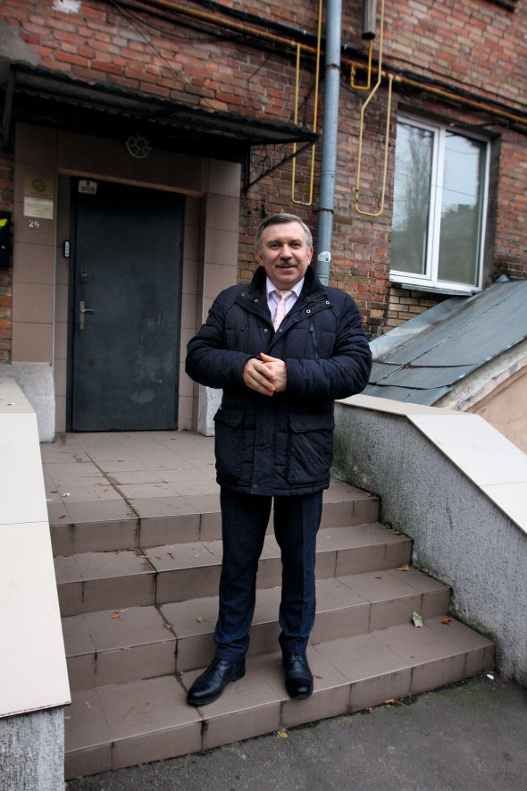 Михайло ГОНЧАР, 56 років, експерт з питань енергетичної безпеки. Народився у Кролевецькому районі Сумської області 17 лютого 1963-го у сімї геологів. Закінчив Київський інститут інженерів цивільної авіації. Служив у Військово-повітряних силах. Стажувався в бельгійському Католицькому університеті Лювен-ла-Нев за програмою Європейської комісії для державних службовців. Був науковим співробітником у Національному інституті стратегічних досліджень при Національному інституті проблем міжнародної безпеки при Раді нацбезпеки й оборони України. Обіймав посаду консультанта Секретаря РНБО. Брав участь у створенні державної компанії ”Укртранснафта”, був членом і заступником голови правління. Очолював енергетичні програми у центрі ”Номос” у Севастополі, був членом редколегії журналу ”Чорноморська безпека”, випуск якого поновився 2017-го в Києві. Із 2008 року – засновник і президент Центру глобалістики ”Стратегія ХХІ”. Нагороджений грамотою Верховної Ради України. Захоплення – рафтинг, садівництво. Дружина Раїса за фахом комп’ютерник. Виховали двох доньок Христину і Катерину