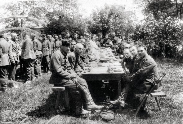 Козаки та старшини 3-ї Залізної дивізії армії Української Народної Республіки на відпочинку, 1920 рік
