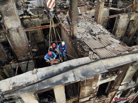 Рятувальники продовжують розбирати завали у внутрішній частині будівлі  Одеського коледжу економіки, права та готельно-ресторанного бізнесу