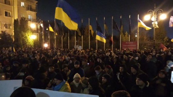 Возле Офиса президента накануне "нормандского саммита" собрались около тысячи украинцев. Фото: София Староконь