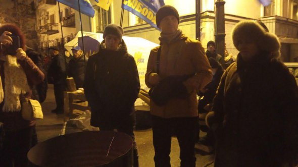 У бочки люди ностальгируют о Майдане и рассуждают о предстоящих событиях