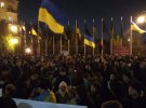 Близько 20:00 під будівлею зібралося близько 2 тисяч людей