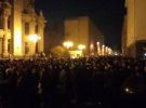 Люди зібралися на акцію "Висадка на Банковій" збираються ночувати під будівлею, щоб Зеленський не пішов на поступки Путіну