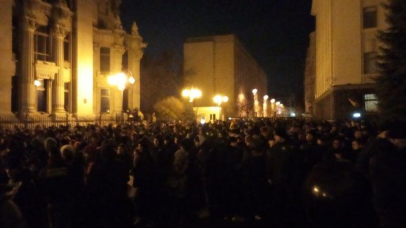 Люди зібралися на акцію "Висадка на Банковій" збираються ночувати під будівлею, щоб Зеленський не пішов на поступки Путіну