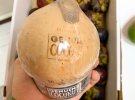Молодой кокос содержит 400-700 миллилитров сока