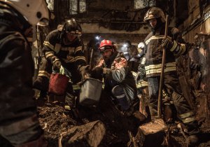 Рятувальники розбирають згарище в Одеському коледжі економіки, права та готельно-ресторанного бізнесу. Намагаються знайти людей, які зникли безвісти після пожежі 4 грудня. За шість днів виявили десятьох. Пошуки ще чотирьох тривають