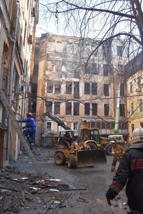 Спасатели разбирают пожарище Одесского колледжа экономики, права и гостинично-ресторанного бизнеса