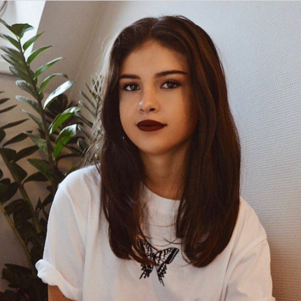 Лару Валентіні часто плутають з Селеною Гомес через темне волосся і подібні риси обличчя