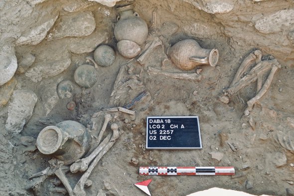 Розкопки масового поховання в провінції Дібба
