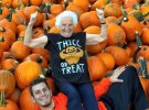93-летняя бабушка устраивает пародийные фотосессии с внуком.