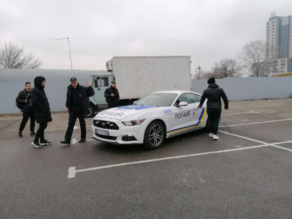 Раскрашен, как автомобиль патрульной полиции Ford Mustang