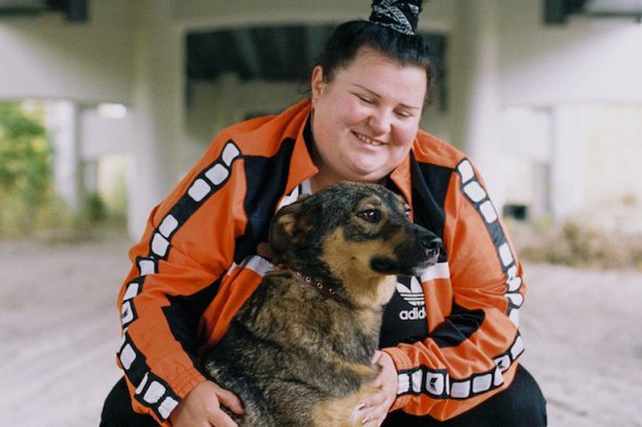 Знаменитості закликають брати додому вуличних собак