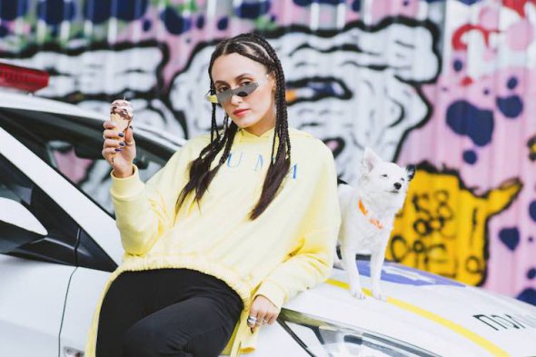 Знаменитості закликають брати додому вуличних собак