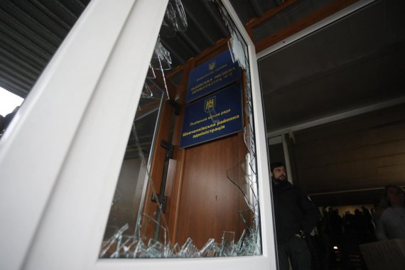 Сесію Львівської міськради перервав штурм місцевих активістів