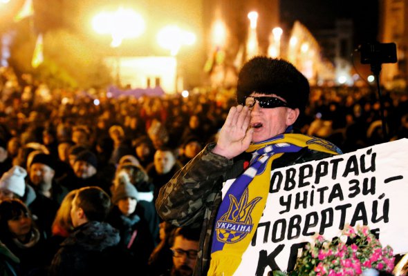 Демонстрант вигукує ”Ні капітуляції!” в Києві на мітингу 8 грудня напередодні саміту в ”нормандському форматі” в Парижі. Аби президент Володимир Зеленський не перетинав ”червоних ліній”, у центрі столиці зібралися 10 тисяч людей