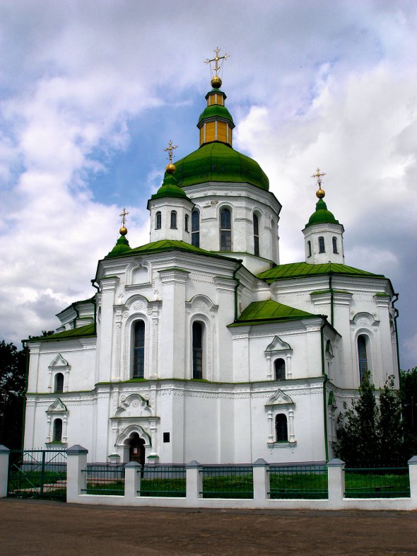 Спасо-Преображенську церкву в селі Великі Сорочинці – тепер Миргородський район на Полтавщині – будували протягом 1723–1734 років за кошти гетьмана Данила Апостола. Він брав участь у церемонії освячення разом із 10-тисячним почтом козаків. Потім його поховали в цьому храмі. Церква мала дев’ять бань. 1800 року її вразила блискавка – й почалася пожежа. Після того чотири менші бані зняли. 1809-го в ній хрестили Миколу Гоголя