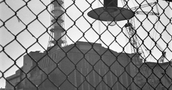 Бетонний саркофаг над зруйнованим четвертим енергоблоком Чорнобильської АЕС. 1989 рік.