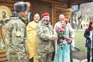 Військовий Сергій Новіков повінчався з волонтеркою Тетяною Кубишкіною у духовному центрі Тернопільської артилерійської бригади. Запросили лише батьків і близьких друзів