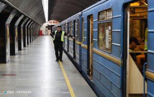 В столичном метрополитене из-за сбоя системы оплаты проезда образовалась давка. Фото: Ukrlib