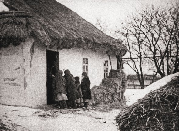 Діти прийшли колядувати до сільської хати на Київщині, 1928 рік