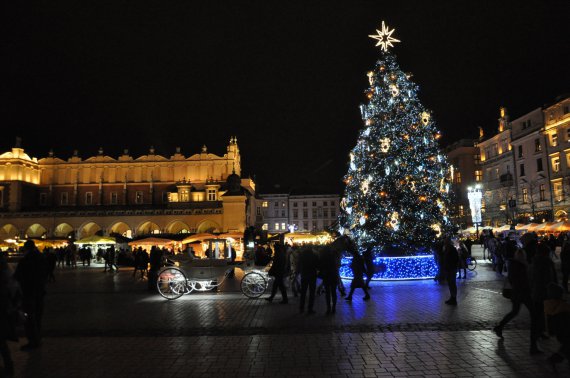  З 26 листопада до 26 грудня у Кракові в центрі міста проходить різдвяний ярмарок. Він один з найстаріших у Європі. 