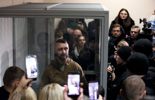 Музикант, доброволець 41-річний Андрій Антоненко в Печерському суді Києва виголошує промову. Його та ще чотирьох осіб підозрюють у підриві автомобіля журналіста, виконавчого директора ”Української правди” Павла Шеремета у липні 2016 року. Антоненко вини не визнає. Суд 13 грудня арештовує його на два місяці без права на заставу