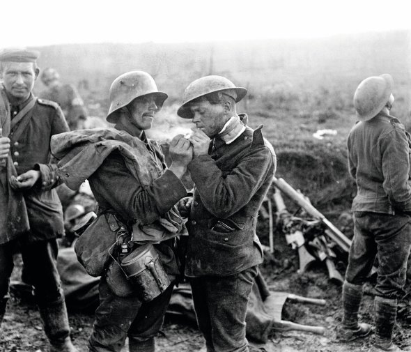 Німецький солдат прикурює цигарку з рук англійця, 25 грудня 1914-го. Воювали один проти одного у Франції. До Різдва на їхній ділянці фронту оголосили перемир’я – і бійці вийшли з окопів на зустріч. Обмінювалися цигарками, солодощами й алкоголем, зіграли у футбол