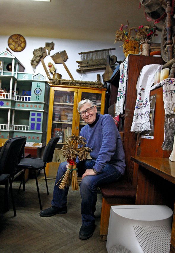 Євген ЄФРЕМОВ, 69 років, музикознавець, етномузиколог. Народився 3 лютого 1950-го в місті Благовєщенськ Амурської області Росії. Батько – військовий, мати – медсестра. 1962 року родина переїхала до Умані на Черкащині, потім до Києва. Закінчив Київську консерваторію. Викладав у Київському музичному училищі, Інституті культури. Завідує кабінетом народної музики в Київській консерваторії. Доцент кафедри музичної фольклористики та науковий співробітник Проблемної науково-дослідницької лабораторії музичної етнографії. 1979 року створив перший в Україні фольклорний гурт ”Древо”. Їздить у етнографічні експедиції з 1971-го.  Позаторік була на Чернігівщину, в Ріпкинський район. Любить пригодницьку літературу, антиутопії. Дружина Тетяна Миколаївна – вчителька-теоретик музичної школи. Син 49-річний Михайло – приватний підприємець. Донька Анастасія, 38 років, – музикознавець. Має трьох онуків. Живе в Києві. На фото: Засновник гурту ”Древо” Євген Єфремов тримає дідух – українську різдвяну прикрасу, символ урожаю, добробуту, багатства, безсмертного предка, зачинателя роду. В кабінеті на кафедрі музичної фольклористики Київської музичної академії зібрані експонати з етнографічних експедицій