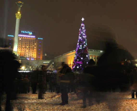 Ялинка 2010 року прикрасили з іграшок минулих років, бо на новий не вистачило грошей з бюджету. Під самою ж ялинкою розташували рекламні плакати.