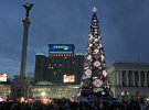 2011-го святкову ялинка вбрали вже по-новому. На ній з’явилися ромбовані прикраси, їх доповнювали сині, зелені, фіолетові та білі гірлянди.