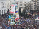 Елка 2014 стала известной не только в Украине, но и во всем мире.  В разгар революции достоинства активисты на Майдане не позволили установить елку. Металлический каркас, который завезли сюда еще в ноябре стал для митингующих символом борьбы за свободу.