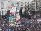 Ялинка 2014 року стала відомою не лише в Україні, а в усьому світі. У розпал Революції гідності активісти на Майдані не дозволили встановити ялинку. Металевий каркас, який завезли сюди ще у листопаді став для мітингувальників символом боротьби за волю.