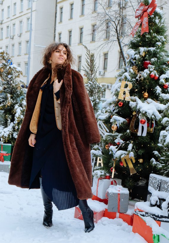 Елена Гилка советует зимой выбирать свободные вещи ы делать образ удлиненным