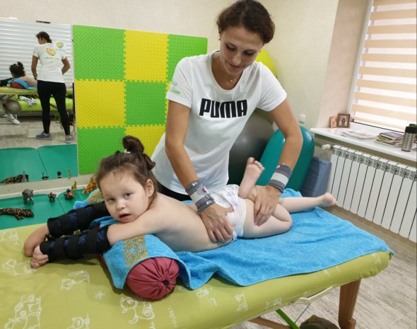 4-річна Анна Розова потребує дороговартісну операцію