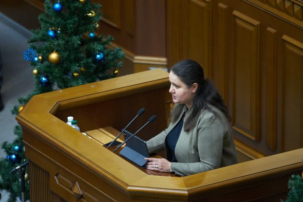 Министерка финансов Оксана Маркарова выступает за трибуной Верховной Рады во время часа вопросов к правительству