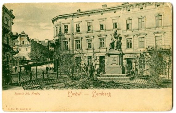 Як виглядав будинок за пам'ятником Грушевського