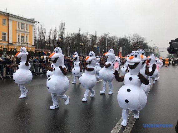 Новогодний парад прошедшем 22 декабря от парка Тараса Шевченко к Софийской площади в Киеве