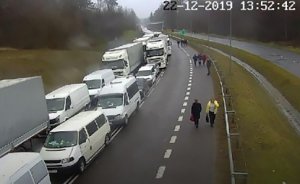 На польсько-українському кордоні автомобілі вже кілька днів стоять у кілометрових чергах