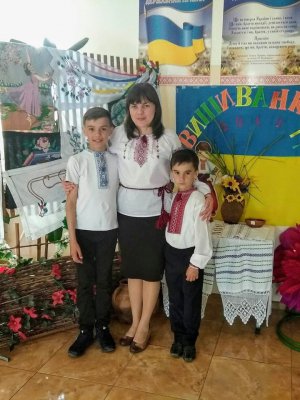 Анна Кривицька із села Розкішне Білгород-Дністровського району на Одещині обнімає синів Віталія та Максима (на фото — праворуч). З ними потрапила в дорожньо-транспортну пригоду. Жінка загинула на місці, сини померли в лікарні