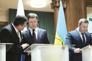 Віце-президент Європейської комісії Марос Сефкович (ліворуч), міністри енергетики Росії й України Олександр Новак і Олексій Оржель (праворуч) на прес-конференції після тристоронніх газових переговорів між Європейським Союзом, ­Росією та Україною в Берліні. За два дні підписали в Мінську протокол, що має стати основою договору про транзит російського газу до Європи через Україну. 19 грудня 2019 року, Німеччина