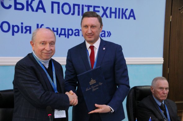 Президент Малої академії наук України, академік НАН, член Наглядової ради університету професор Станіслав Довгий вручає ректору Національного університету "Полтавська політехніка імені Юрія Кондратюка" Володимиру Онищенку привітання від голови Верховної Ради України Дмитра Разумкова