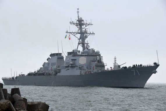 Вперше USS Ross прибув у регіон у 2014 році. Відтоді корабель є частим гостем