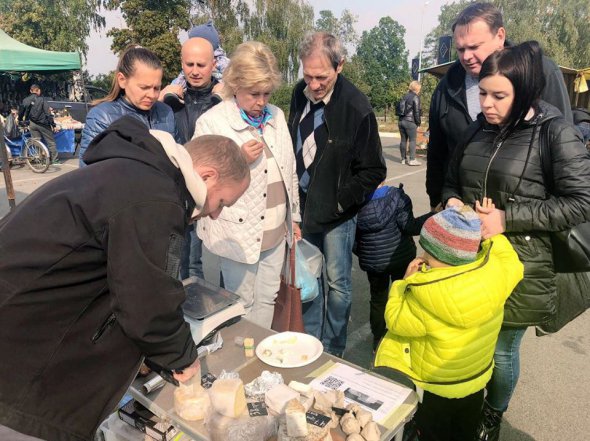 За один день на базарі можуть продати сирів на  5 000 гривень