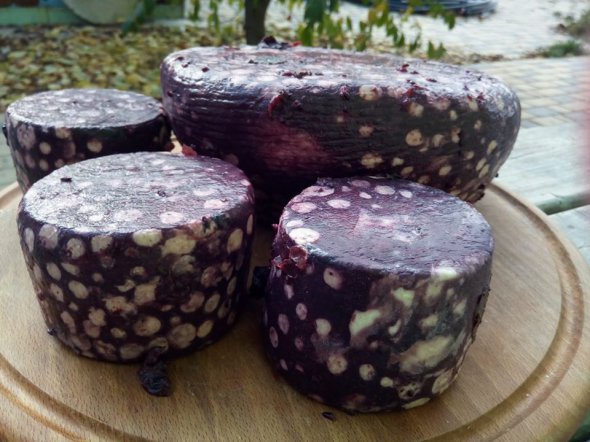 Назви сирам придумують самі, з урахуванням місця, де їх роблять та рецептури