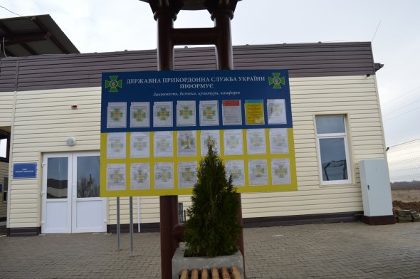 Перед будиночками, під навісами, розташовані лавки