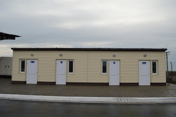 Туалети розмістили по обидва боки митного та паспортного контролю. Є інклюзивні туалети для жінок та чоловіків