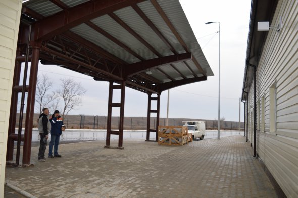 На цьому місці встановили зупинку. Додаткова зупинка є перед будівлею ЦНАП. Облрада поки що не запустила комунальний транспорт, тому тут працюють приватники.