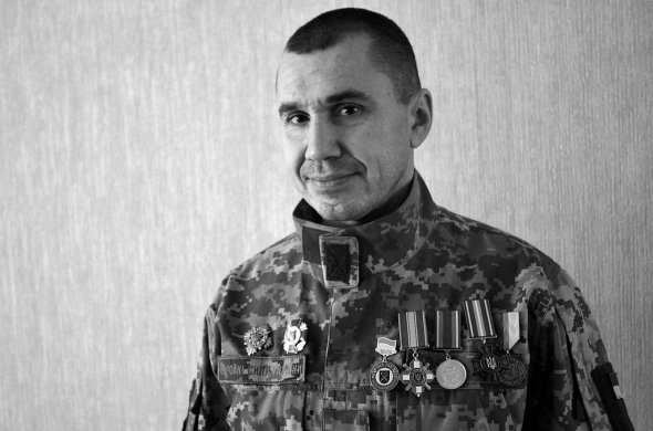45-річний Олександр Колодяжний. 27 червня розвідник підірвався на міні, отримав важкі поранення. Помер у столичному військовому шпиталі, не приходячи до тями