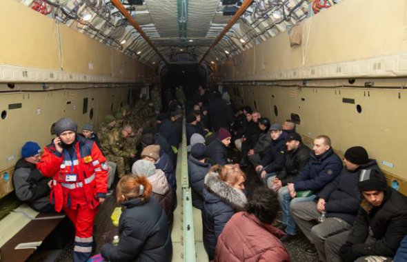 Украинские пленные самолетом возвращаются в Киев вечером 29 декабря