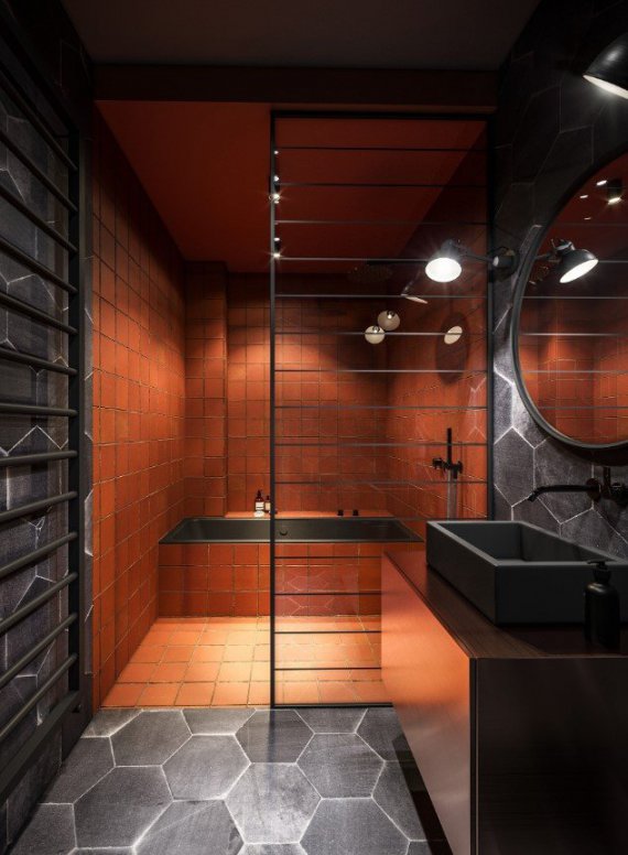 "Брутальность" индустриального стиля делает интерьер неординарным и по-своему привлекательным.